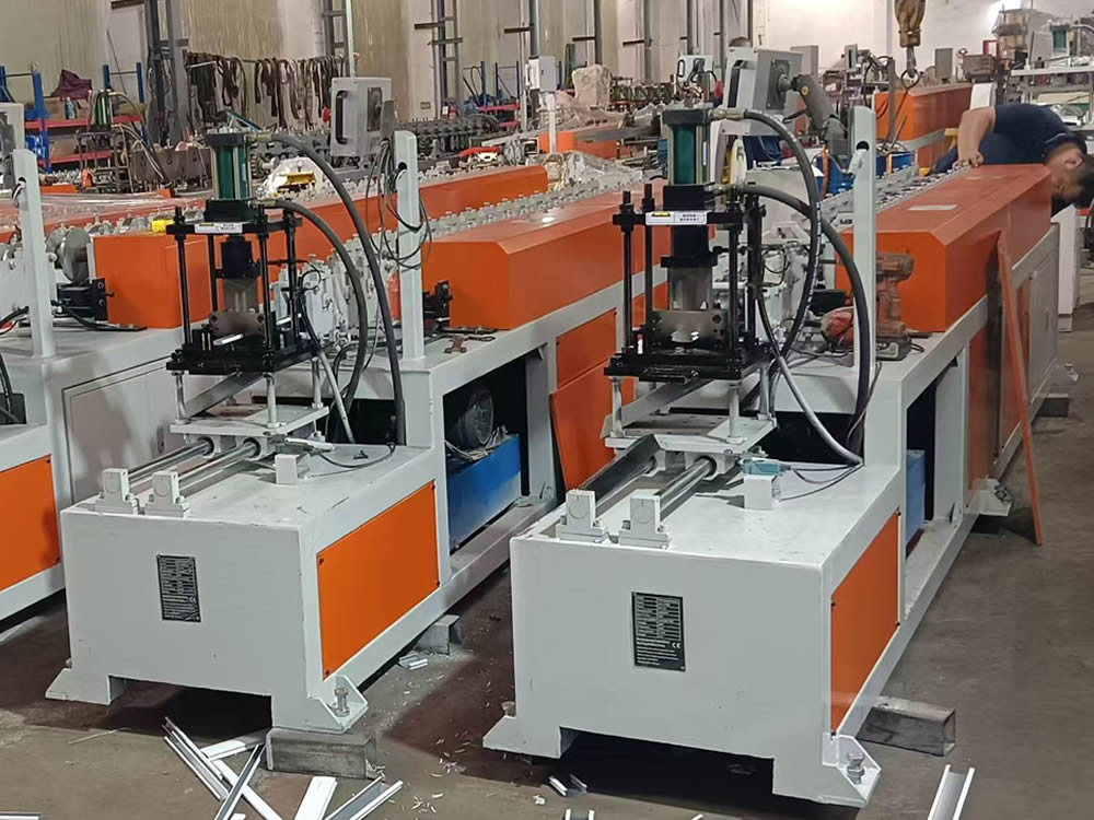 Профилегибочный стан для трубчатых карнизов